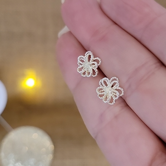 LOOP BLOSSOM STUD EARRINGS - Picture 4 of 7
